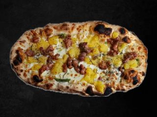 Salsiccia di maialino nero e patate saltate alle erbe e rosmarino