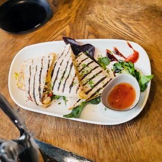 Quesadilla verde cu legume si sos sweet chilly 300g