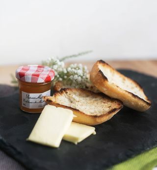 Tostada Mermelada Melocotón Y Mantequilla