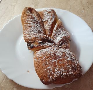 Treccina con  crema e gocce di cioccolato