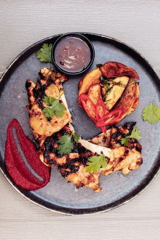 Стейк курячого стегна з картоплею по селянськи