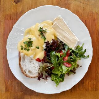 Яйця пашот з голандським соусом та сиром брі (270г)