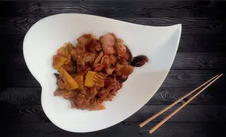 57. Ternera con bambú y setas chinas