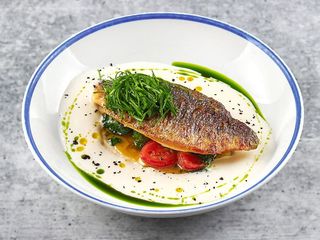 Філе дорадо з кремом із цвітної капусти і соусом велюте