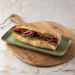 Bagietka firmowa wołowina w ziołach + sos chrzanowy