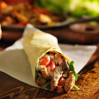 Wrap cu vita frageda servit cu cartofi prajiti hey