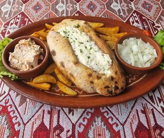 Zapečeni ćevapi na kajmaku