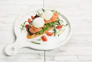 Яйцо пашот с сыром Креметте на злаковом хлебе