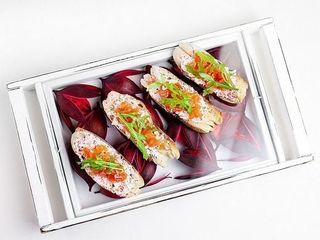 Брускета з лососем,ікрою тобіко,каліфорнія та огірком (180g)