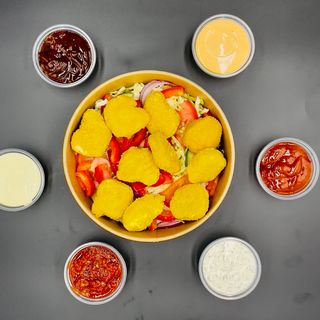 Sałatka z nuggets'ami