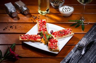 Bruschete cu rosii si busuioc