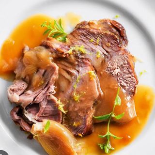 Maialino alla birra accompagnato con porcini trifolati