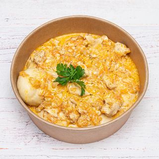 Leniwe gałuszki z kurczakiem w sosie śmietanowym.