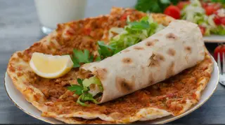 6. Lahmacun frytas z cielęciną (Mega)