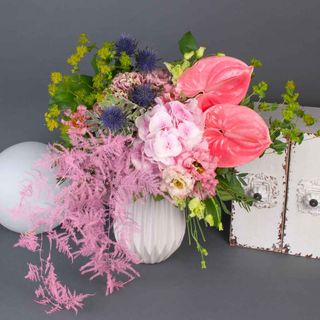 Buchet cu hortensie, garoafe si anthurium