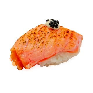 Nigiri z opalonym łososiem
