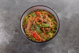 Локшина Удон з куркою  в кисло-солодкому соусі (360г) *помірно гостра