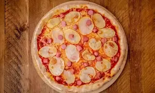 Pizza salchipapa