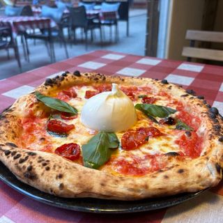 Pizza Caprese con Burrata