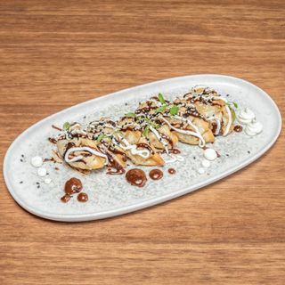 Gyozas de pollo con mole Xipe		 		