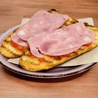 Tostadas de pan con jamón york