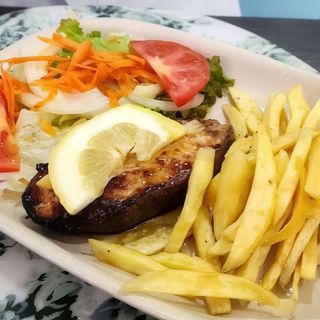 Salmão Grelhado com batata frita