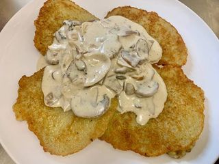 Placki ziemniaczane z sosem pieczarkowym