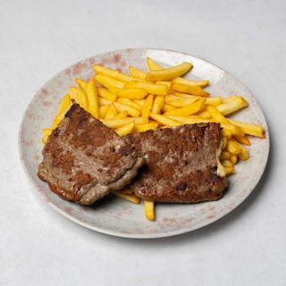 Punjena pljeskavica sa suhim vratom i pomfritom