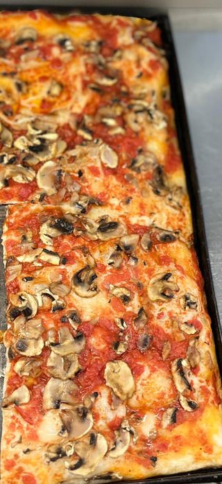 Pizza rossa e funghi