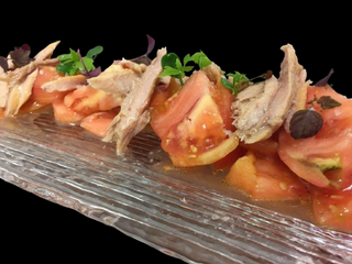 Ensalada Mediterránea De Tomate Ecológico De Temporada Con Ventresca De Atún Y Aguacate De La Axarquía