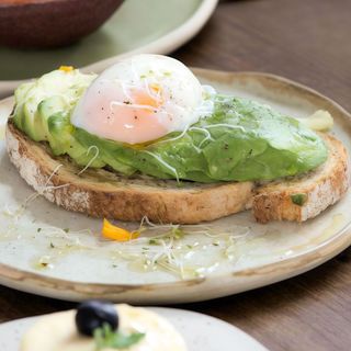 TOSTA aguacate y huevo revuelto