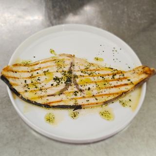 Trancio di pesce spada con finferli e olio al prezzemolo