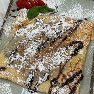 Млинець з нутеллою та вишнею