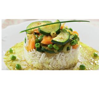 Timbal de arroz con verdura salteados