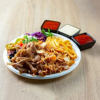 Kebab na talerzu z kurczakiem, surówk i frytkami