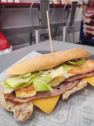 Bocadillo De Lomo Con Queso Y Bacón