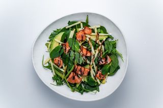 Салат з лососем та авокадо