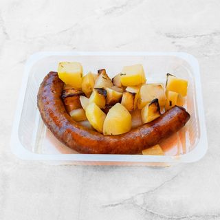 Salsiccia di maiale con patate al forno