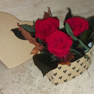 Caja corazón con 3 rosas rojas preservadas 