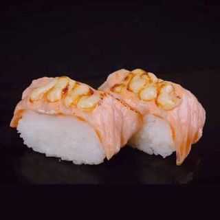 3. Salmón Flameado Con Salsa De Trufa (2 Pzs.)