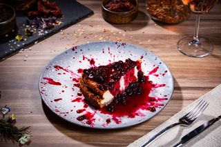 Cheesecake cu sos de fructe de pădure