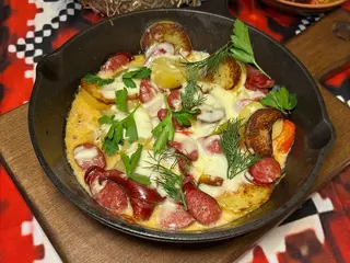 Пательня з ковбасками під сиром (350g)