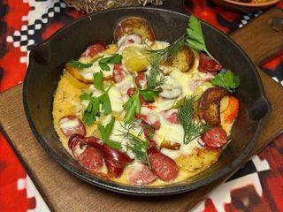Пательня з ковбасками під сиром (300g)