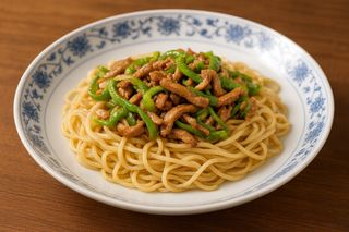 Nouilles À La Viande De Porc Avec Poivron Vert