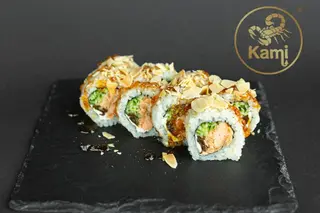 Uramaki z łososiem grillowanym