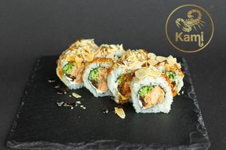 Uramaki z łososiem grillowanym