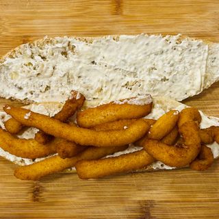 Bocadillo De Calamares Con Salsa Alioli