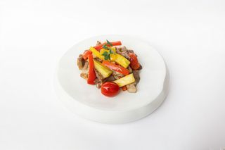 Julienne de ceafa de porc cu legume proaspete si vin
