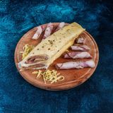 Slana palačinka sa pršutom, kačkavaljem i namazom