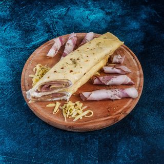 Slana palačinka sa pršutom, kačkavaljem i namazom